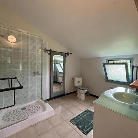Dans Ancien Vignoble De France Avec Piscine Partagée - Fr-1-489-545