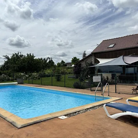 Dans Ancien Vignoble De France Avec Piscine Partagee - Fr-1-489-545